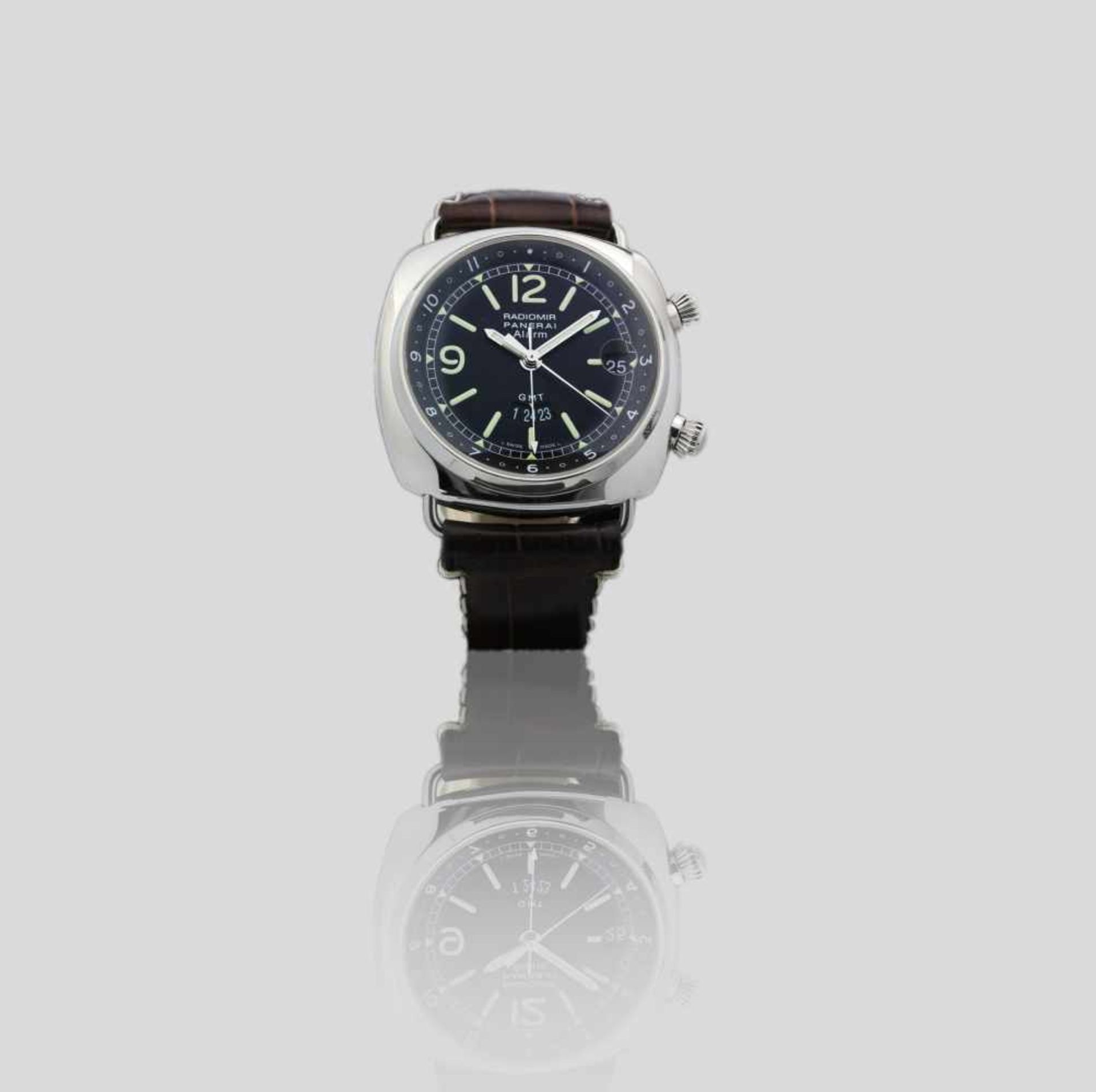 Panerai Radiomir GMT/ AlarmHerrenarmbanduhr mit schwarzem Lederband, Ref. Pam 98. Die Uhr ist in