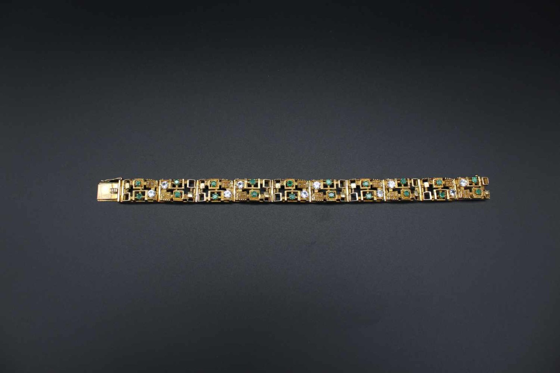 Armband in 750er Gelbgold gearbeitet mit 20 Smaragden, gesamt ca. 1,6 ct und 10 synthetischen - Bild 3 aus 3