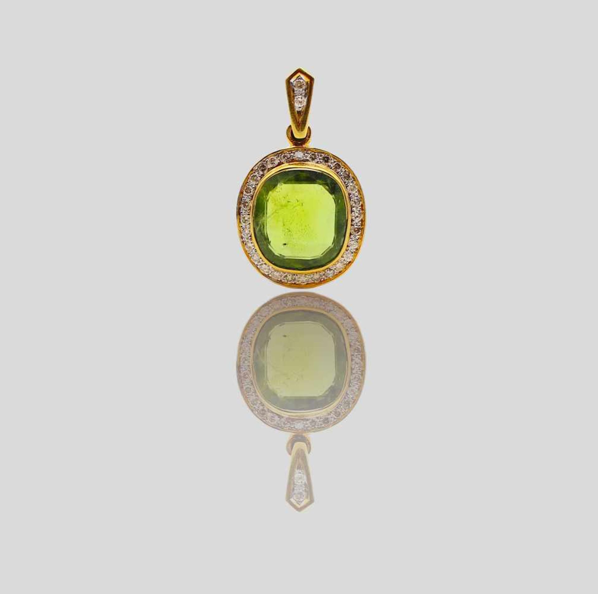 Anhänger in 585er Gold gearbeitet mit einem Peridot in Kissenform im Fantasieschliff, ca. 23,8 ct