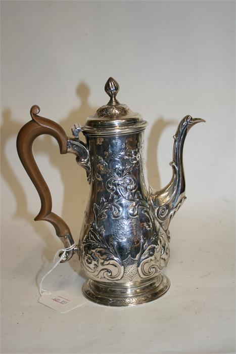 A Georgian embossed silver coffee pot by Alexander Johnston. Rubbed hallmark, appears to be London - Image 4 of 7