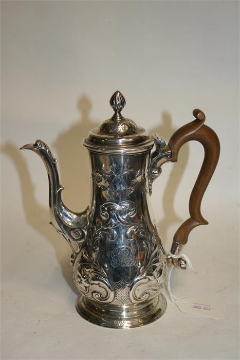 A Georgian embossed silver coffee pot by Alexander Johnston. Rubbed hallmark, appears to be London - Image 5 of 7