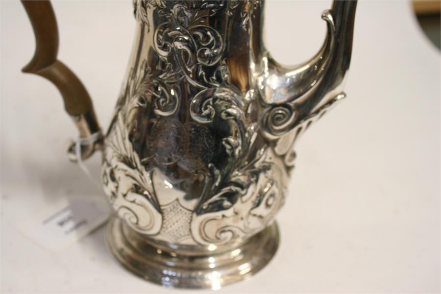 A Georgian embossed silver coffee pot by Alexander Johnston. Rubbed hallmark, appears to be London - Image 7 of 7