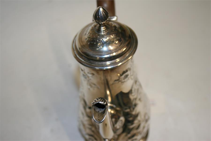 A Georgian embossed silver coffee pot by Alexander Johnston. Rubbed hallmark, appears to be London - Image 6 of 7