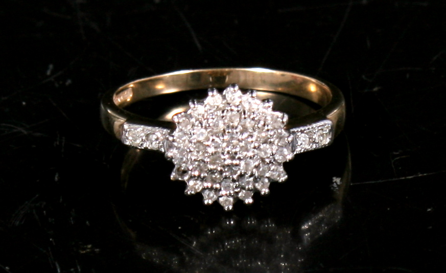 A diamond cluster ring Approx UK size Q