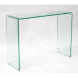 A modern design curved glass console table, 100cms (39.25ins) wide.