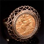 A 1909 gold half sovereign set in a 9ct gold detachable ring, total weight 10.4g.