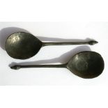 A pair of 18th century style pewter spoon with acorn finials 16cm (6.25ins) long