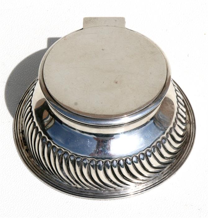 An Edwardian silver inkwell with cut glass liner, Birmingham 1902, 4cms (1.5ins) high.