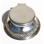 An Edwardian silver inkwell with cut glass liner, Birmingham 1902, 4cms (1.5ins) high.