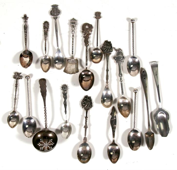 A quantity of continental and British ornate silver flatware, 178g.