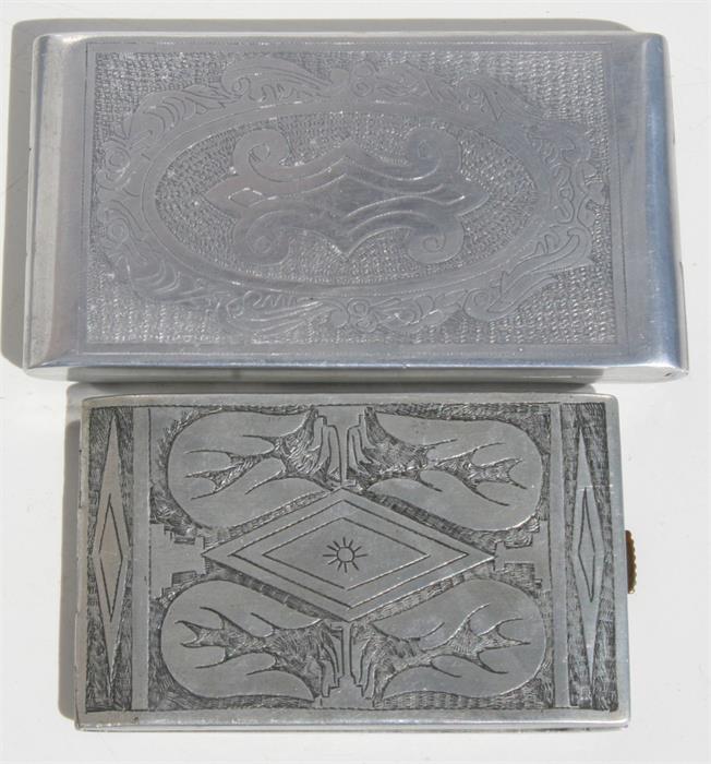 Two WWII aluminium trench art cigarette cases. - Bild 2 aus 2