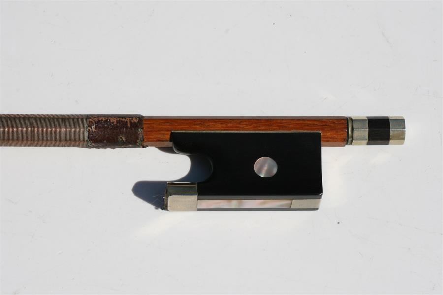 A mahogany violin bow with mother of pearl inlaid frog, in a pine carry box, 75cms (29.5ins) long. - Image 4 of 7