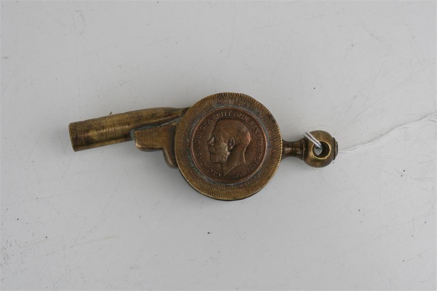 A very unusual trench art whistle in the form of a cannon with applied 1917 penny. 11cms (4.25ins) - Bild 5 aus 5