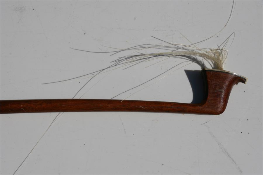 A mahogany violin bow with mother of pearl inlaid frog, in a pine carry box, 75cms (29.5ins) long. - Image 7 of 7