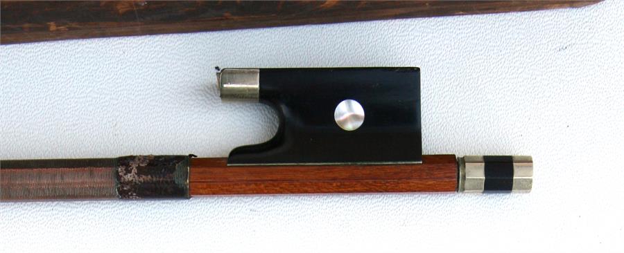 A mahogany violin bow with mother of pearl inlaid frog, in a pine carry box, 75cms (29.5ins) long. - Image 2 of 7