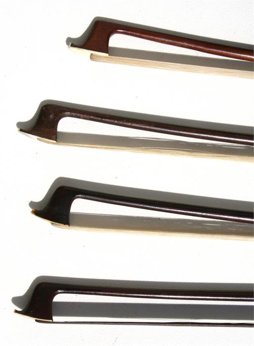 A violin bow travel case containing four violin bows. - Image 3 of 3