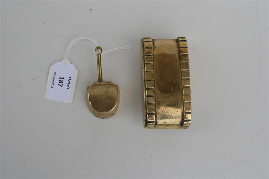 A WW2 brass vesta in the form of a tank. 9.5cms (3.75ins) long by 4.5cms (1.75ins) wide and 5cms ( - Bild 2 aus 3