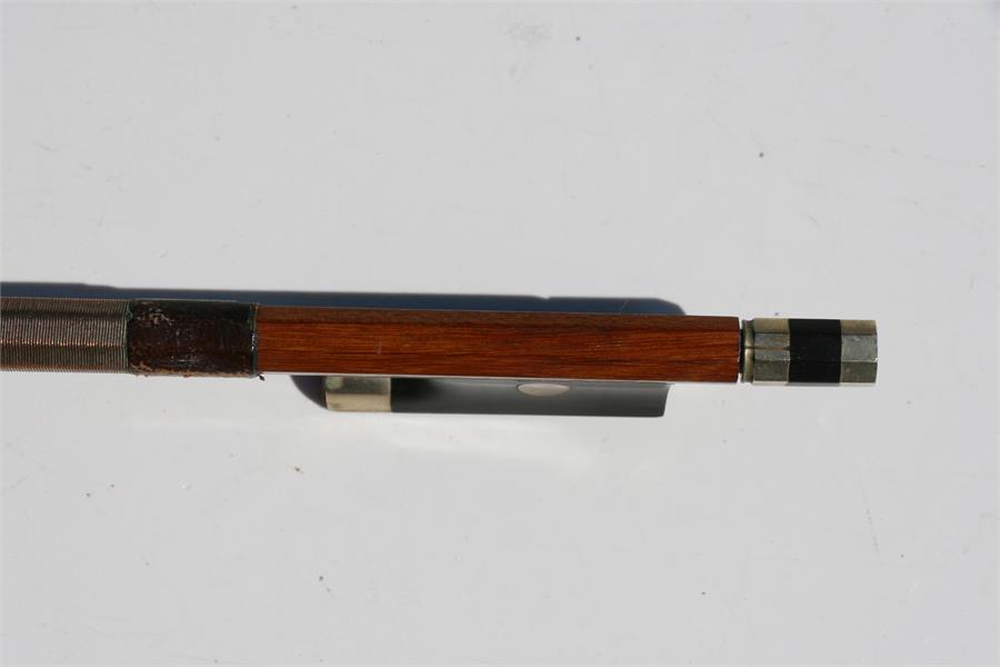 A mahogany violin bow with mother of pearl inlaid frog, in a pine carry box, 75cms (29.5ins) long. - Image 5 of 7