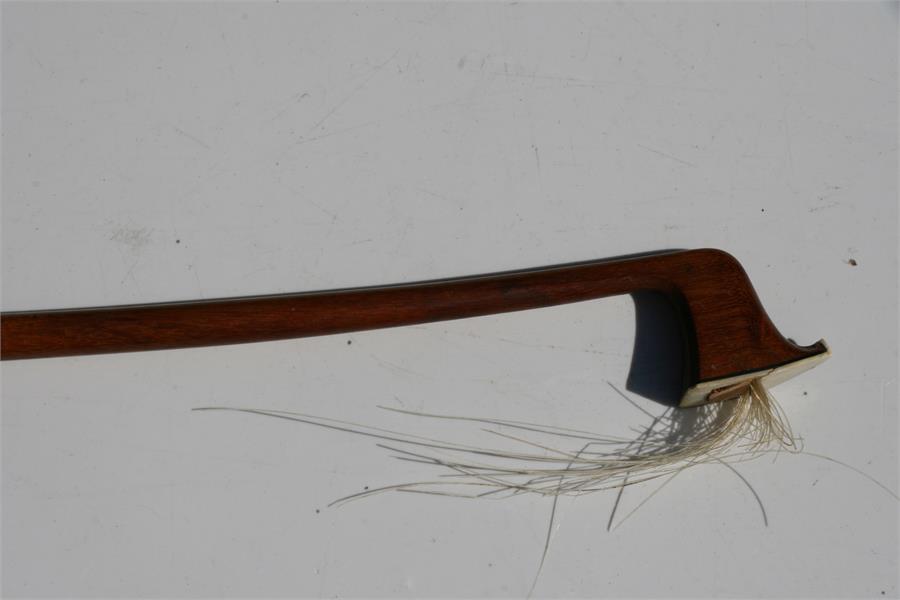 A mahogany violin bow with mother of pearl inlaid frog, in a pine carry box, 75cms (29.5ins) long. - Image 3 of 7