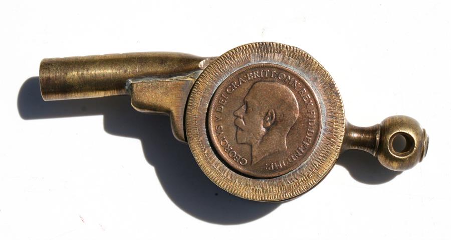 A very unusual trench art whistle in the form of a cannon with applied 1917 penny. 11cms (4.25ins) - Bild 2 aus 5