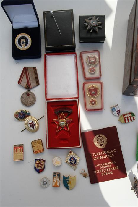 A rosewood and inlaid box containing a WWI War for Civilisation 1914-1919 medal awarded to '1338 - Bild 2 aus 4