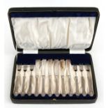 A cased set of silver handled dessert knives & forks, Sheffield 1929.