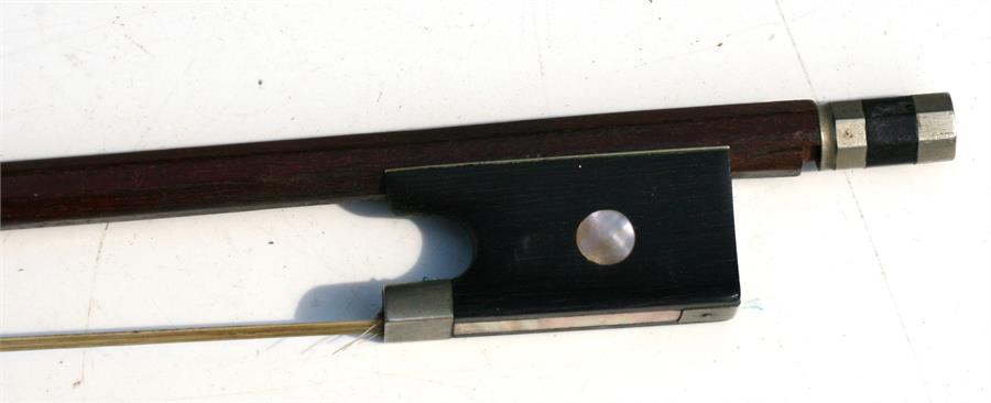 A one-piece back three quarter size violin & bow, 56cms (22ins) long, cased. - Bild 5 aus 10