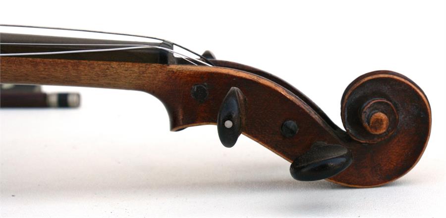A one-piece back three quarter size violin & bow, 56cms (22ins) long, cased. - Bild 2 aus 10