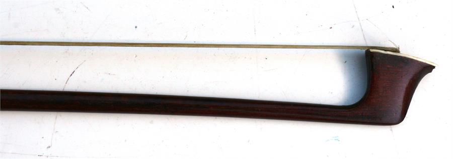 A one-piece back three quarter size violin & bow, 56cms (22ins) long, cased. - Bild 4 aus 10