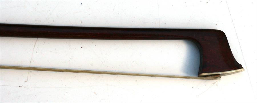 A one-piece back three quarter size violin & bow, 56cms (22ins) long, cased. - Bild 8 aus 10