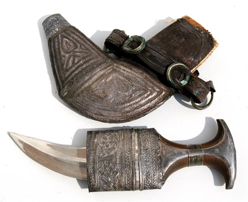 A silver mounted Jambiya dagger, blade length 18cms (7.8ins) long.