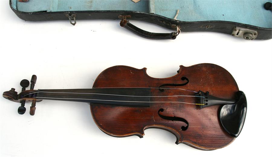 A one-piece back three quarter size violin & bow, 56cms (22ins) long, cased. - Bild 9 aus 10