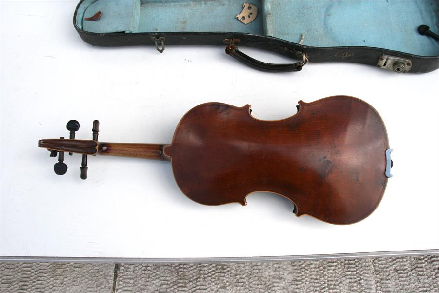 A one-piece back three quarter size violin & bow, 56cms (22ins) long, cased. - Bild 10 aus 10