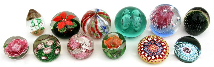 A quantity of glass paperweights to include millefiori and latticino (12). - Image 2 of 2