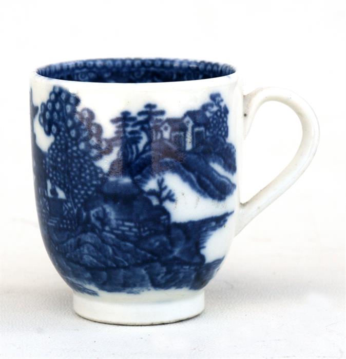 An 18th century Worcester blue & white cup decorated with a Chinese scene, 6.5cms (2.5ins) high.