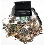 A quantity of costume jewellery.