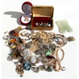 A quantity of costume jewellery.