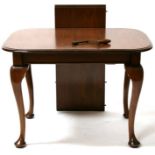 An early 20th century mahogany extending dining table, on cabriole legs, 145cms (57ins) extended.