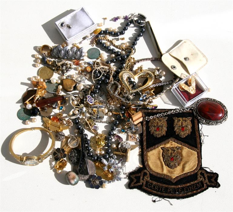 A quantity of costume jewellery.