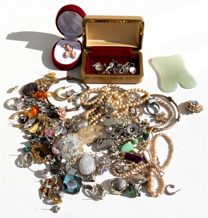 A quantity of costume jewellery.