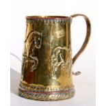 A brass & copper tankard decorated with horses heads, 14cms (5.5ins) high.