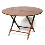 An Edwardian oak & pine folding coaching table, 100cms (39.5ins) wide.