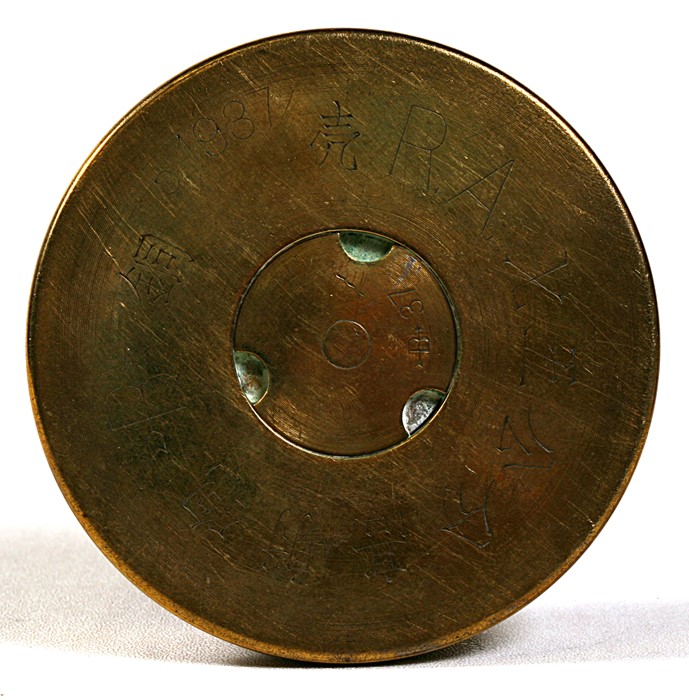 A rare trench art ashtray made from a cut down 1937 Chinese shell case from the Second Sino-Japanese - Image 2 of 3