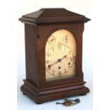 An early 20th century oak case mantle clock, the brass dial with Arabic numerals, 28cms (11ins)