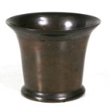 An 18th century bronze English mortar, 10cms (4ins) high.