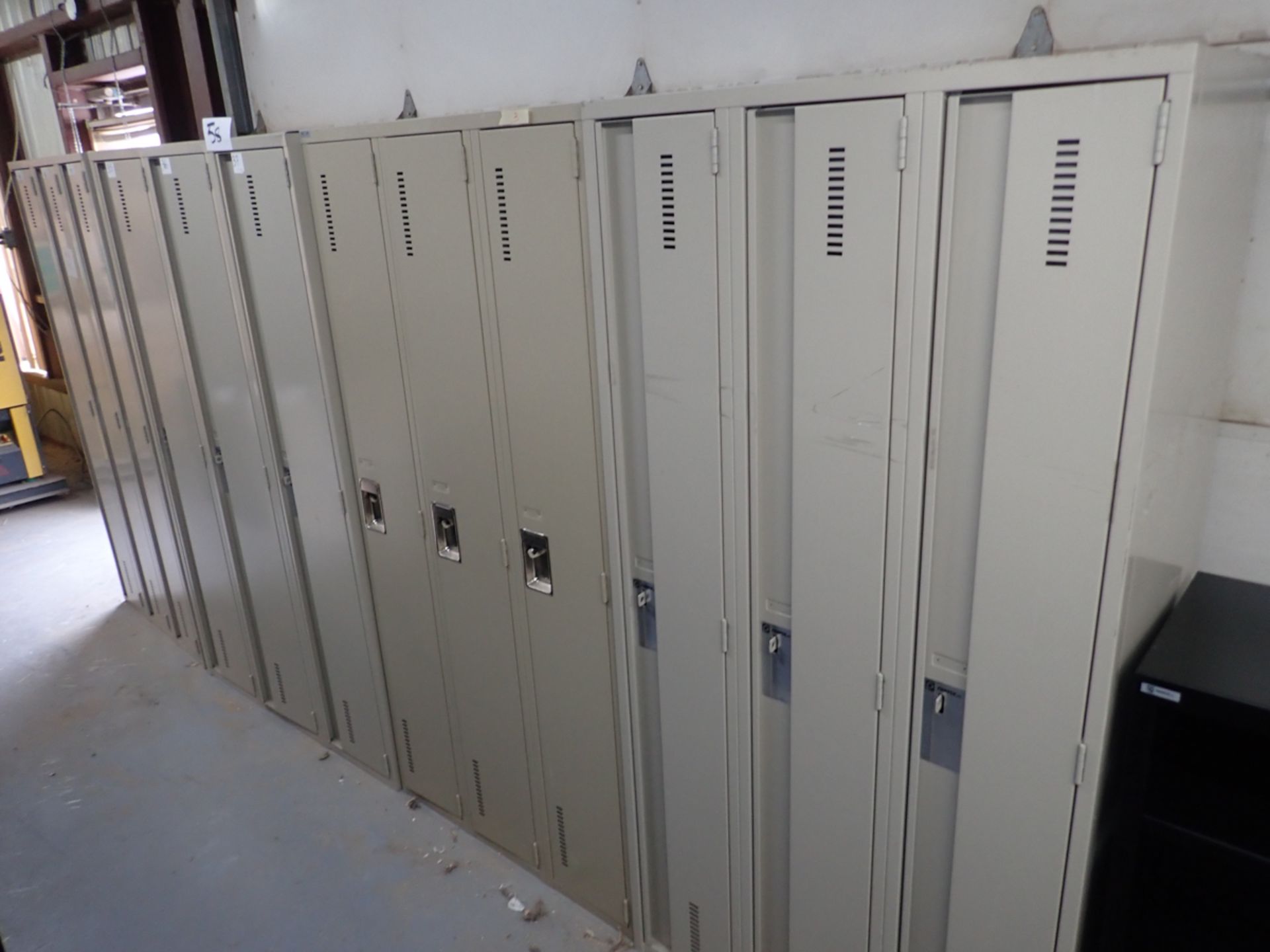 ASSORTED LOCKERS (12 DOORS) / CASIERS ASSORTIS (12 PORTES)