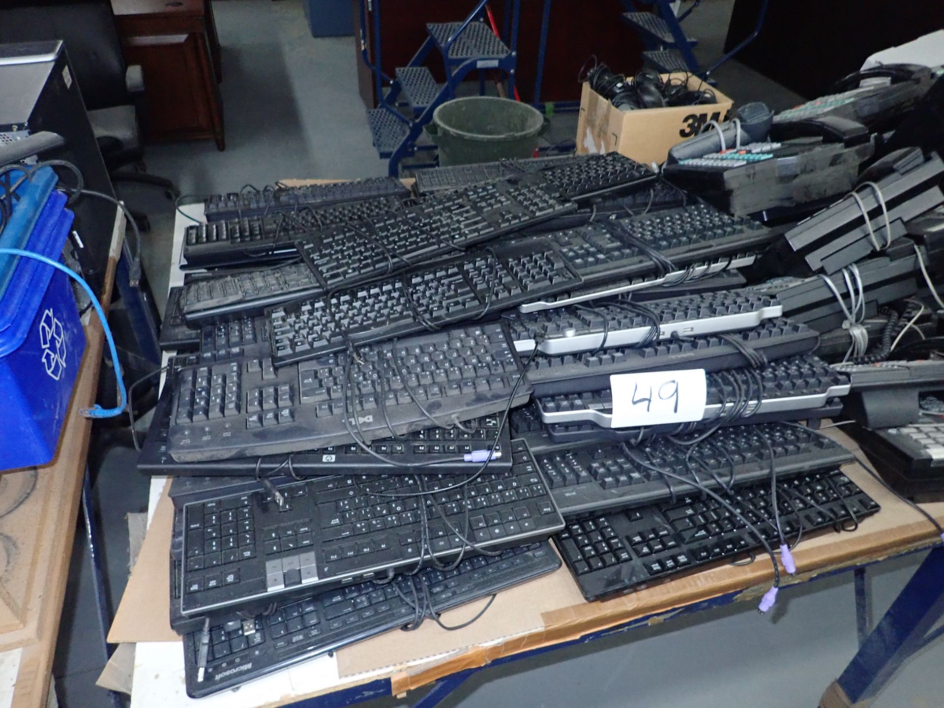 LOT OF ASSORTED KEYBOARD & MOUSES (+/- 50 PIECES) / LOT DE CLAVIERS ET SOURIS ASSORTIS )+/- 50