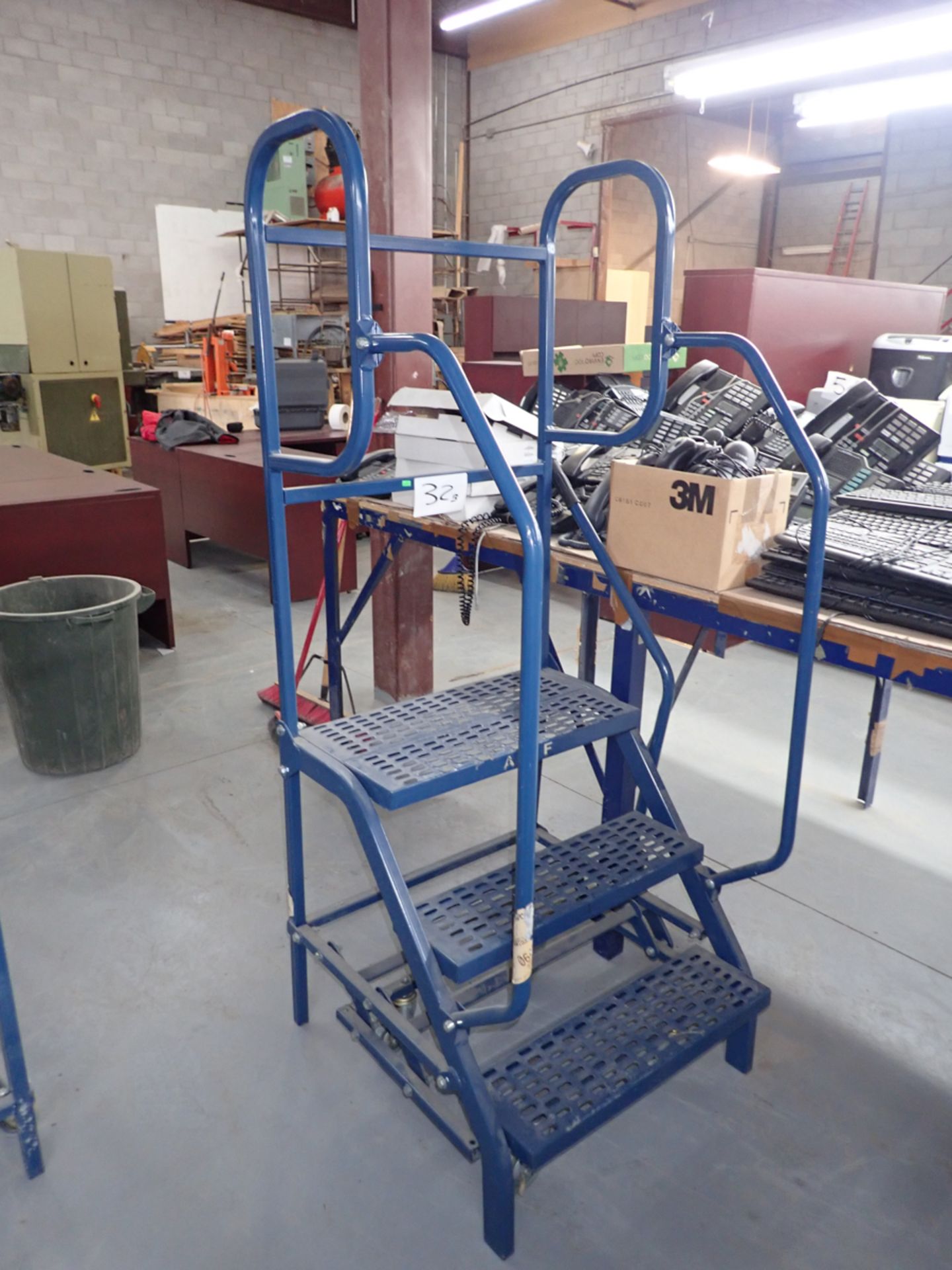 3 STEP MOBILE LADDER / ESCALIER MOBILE 3 MARCHES