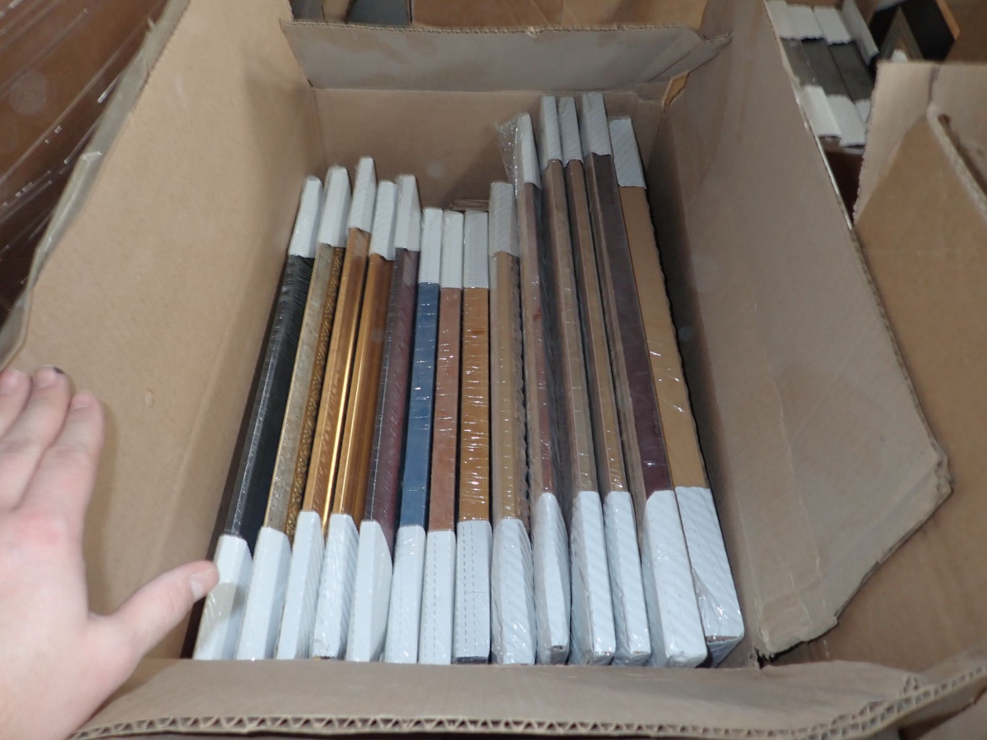 LOT OF ASSORTED BLANK FRAMES / LOT DE CADRES (+300 PIECES) - Image 7 of 20