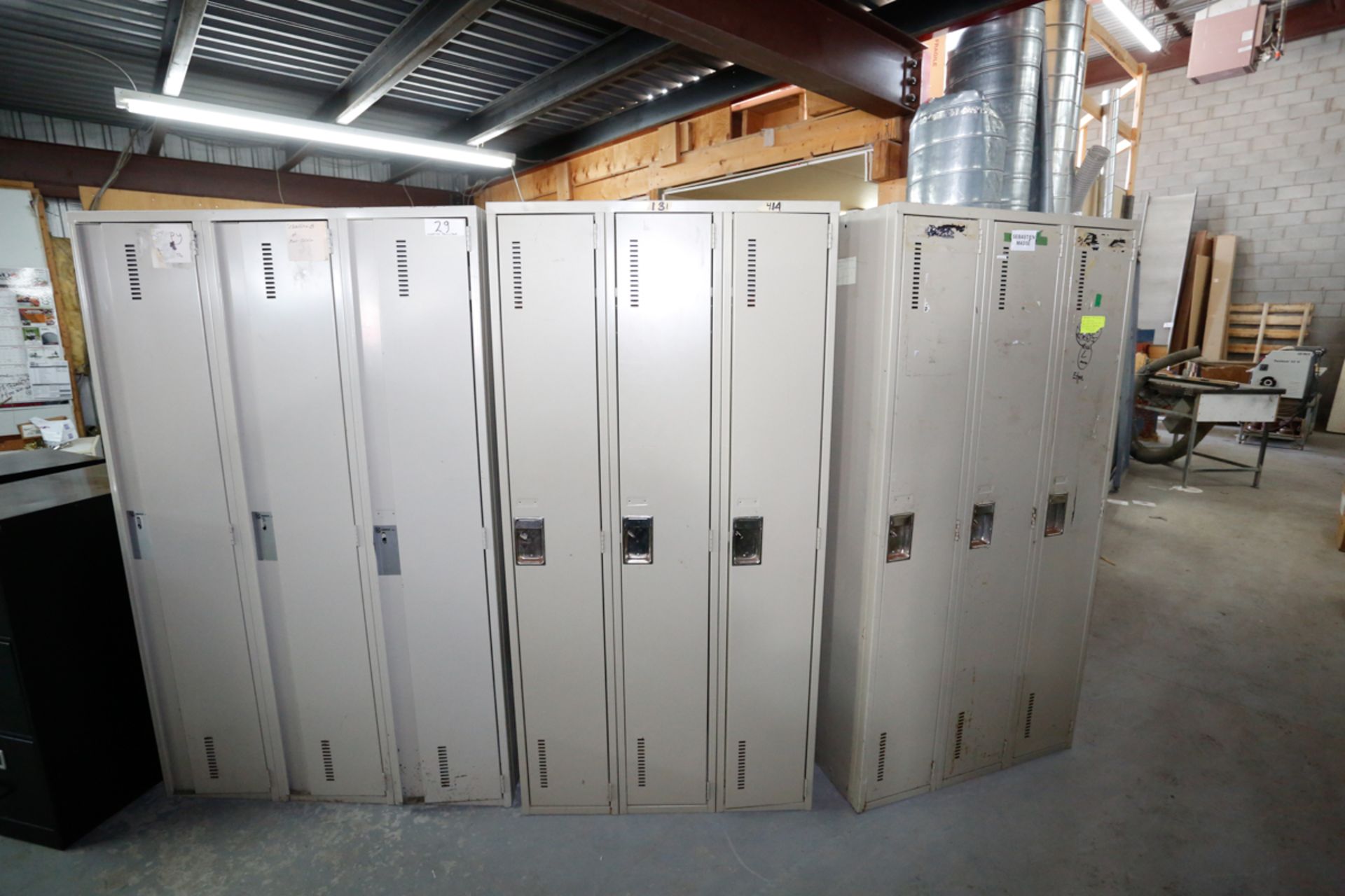 LOT OF LOCKERS / LOT DE CASIERS (41 DOORS) - Image 3 of 3